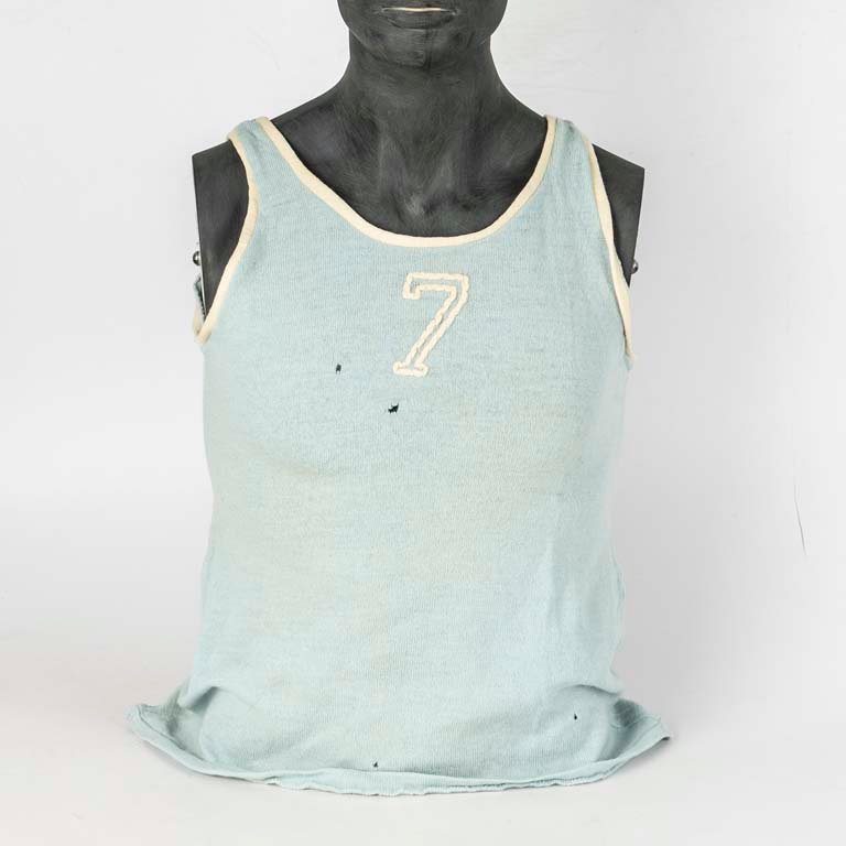 Lote siguiente: Camiseta de baloncesto de la selección de Uruguay de la década del 50