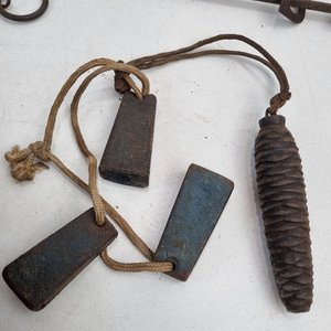 Antigua Balanza Romana de Hierro con Pesas y Cadenas - imagen 4