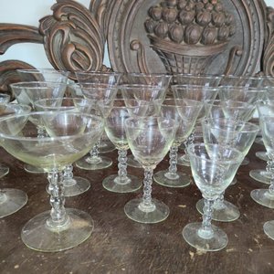 Juego de Copas de Cristal con Pie Trabajado y Detalles en Relieve - imagen 3