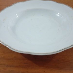 Dos Platos Llanos y un Plato Hondo de Porcelana con Detalles Dorados - imagen 4
