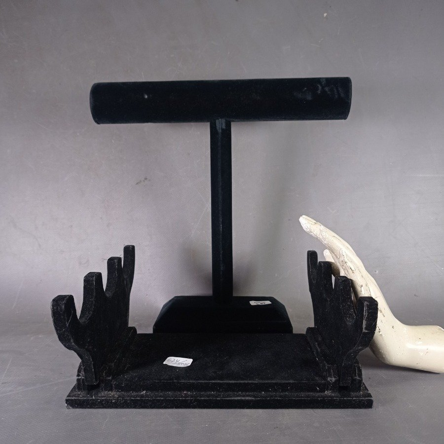 Soportes y exhibidores de terciopelo negro - imagen 5