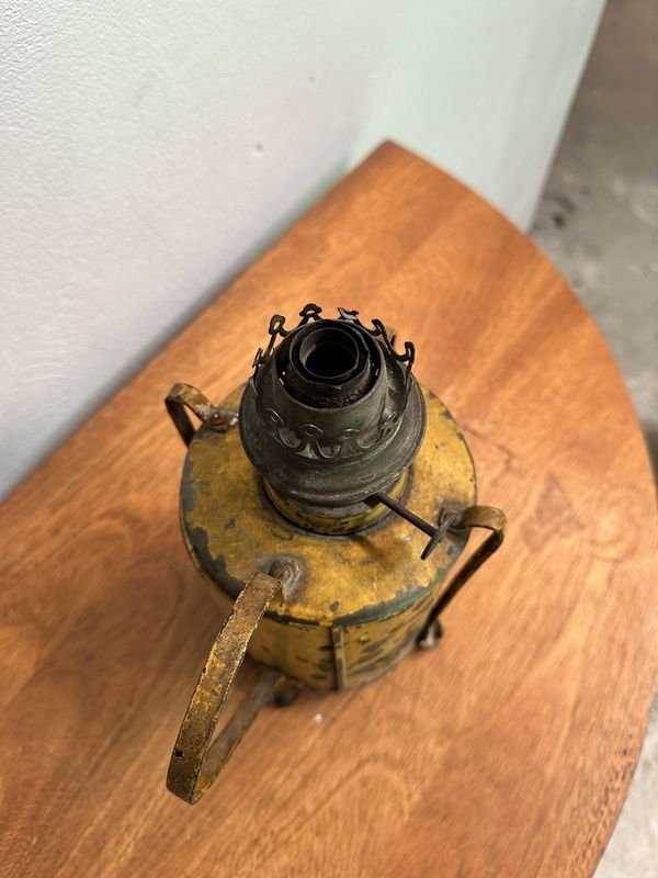 Farol de Queroseño - Vaso de Metal Amarillo con Manija y Espuela - imagen 3