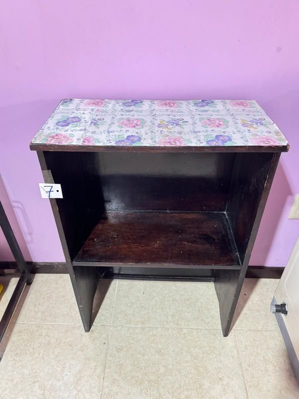 Mueble de madera con diseño floral - imagen 1