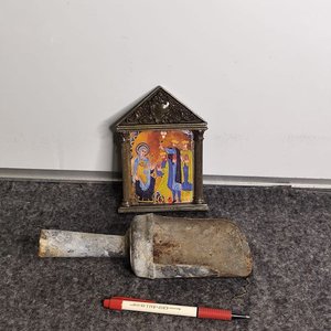 Antigua Cuchara de Almacén y Cuadrito Religioso en Bronce y Metal - imagen 1