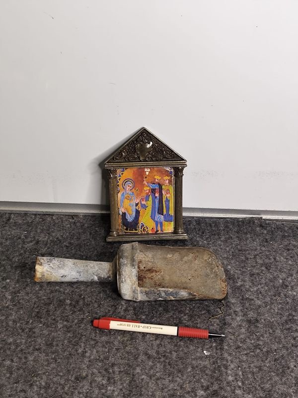Antigua Cuchara de Almacén y Cuadrito Religioso en Bronce y Metal