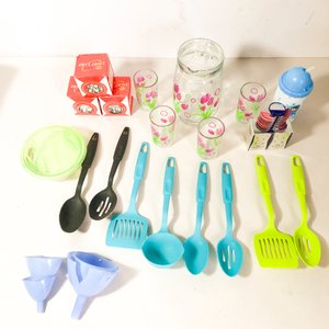 Lote de Cocina y Hogar: Jarra con Vasos, Utensilios, Embudos y Más - imagen 2