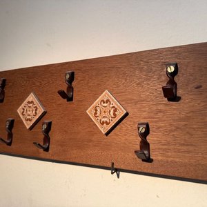 Perchero de Pared Rústico en Madera con Detalles Cerámicos y Ganchos de Hierro - imagen 4