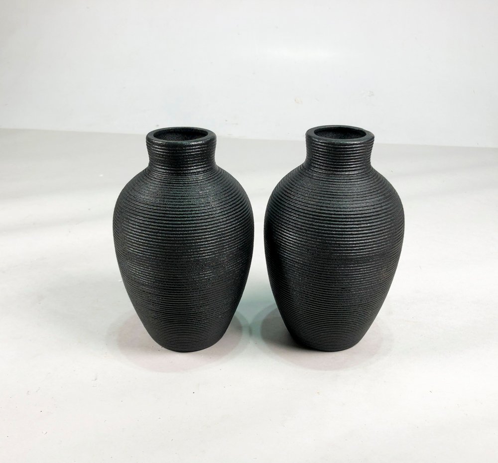Lote siguiente: Dos floreros en cerámica negra de excelente calidad