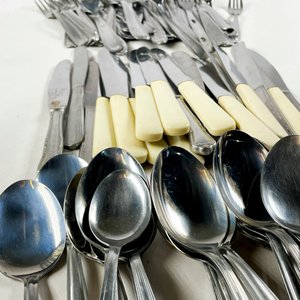 Lote de Cubiertos: Cucharas Soperas, Tenedores y Cuchillos - imagen 3