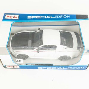 Auto Ford Mustang Street Racer 2014 escala 1/24 colección Maisto - imagen 2