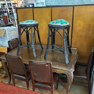 Lote anterior: Juego de Mesa de Comedor con Cuatro Sillas y Dos Banquetas