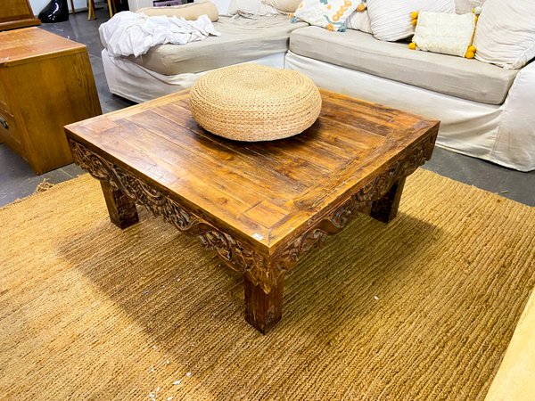 Mesa de centro de madera rústica con tallados y alfombra de yute - imagen 1