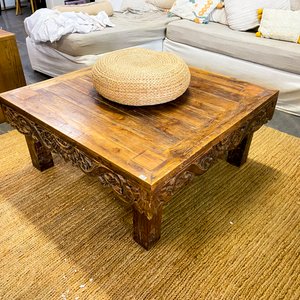 Mesa de centro de madera rústica con tallados y alfombra de yute - imagen 1