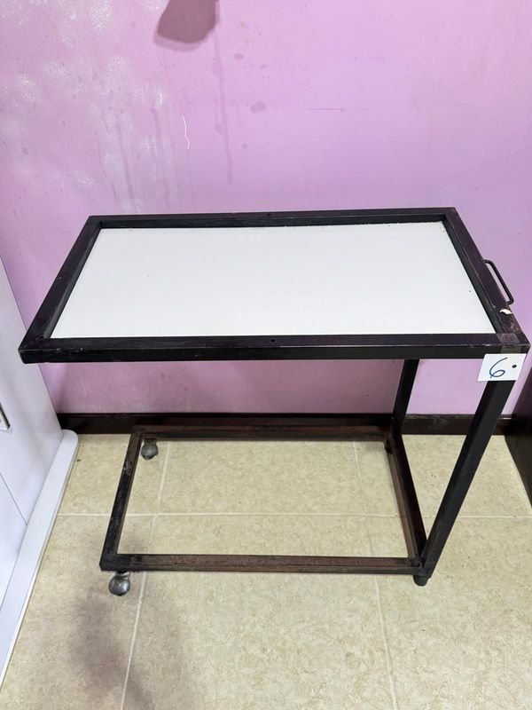 MESA AUXILIAR DE HIERRO C/ RUEDAS - imagen 1