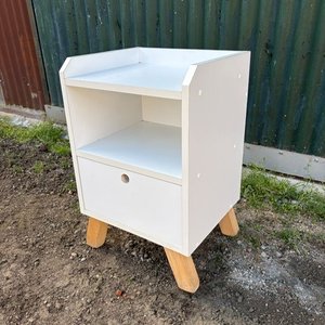 Mesa de Luz Blanca Moderna con Cajón y Estante - imagen 3
