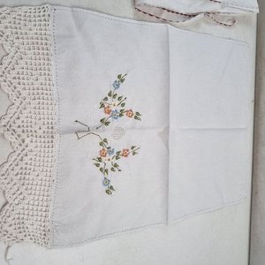 L 049 - 3 Piezas - Lote de mantelería decorativa con delicados bordados florales y terminaciones en encaje y crochet - imagen 2