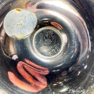 Lote de 6 piezas de metal plateado: centro de mesa, salsera, colador de té y más - imagen 7