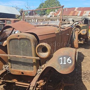 Lote siguiente: Automóvil Antiguo Desgastado para Restaurar