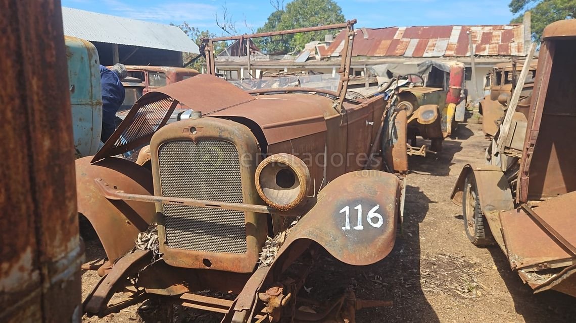 Automóvil Antiguo Desgastado para Restaurar