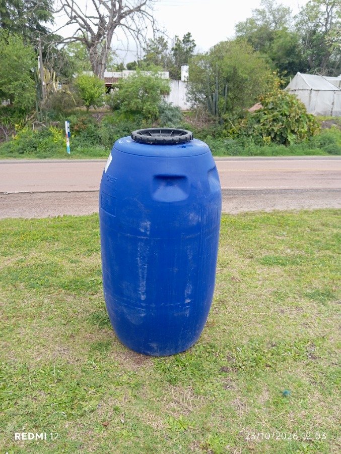 Tanque de Plástico Azul 200 Litros con Tapa Rosca Negra