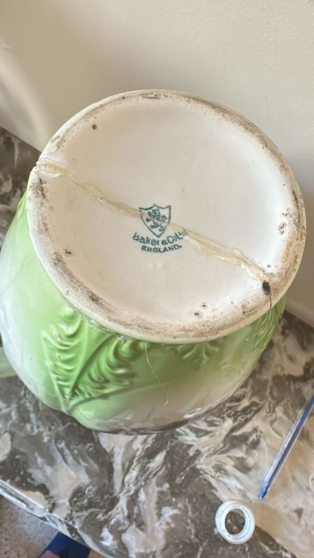 Jarra de porcelana inglesa con pintura retratando figuras históricas - imagen 2