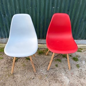 Lote siguiente: Juego de 2 Sillas Modernas Blancas y Rojas