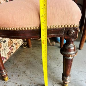 Par de Sillas Francesas Antiguas de Madera Tallada con Tapizado Salmón y Tachas - imagen 8