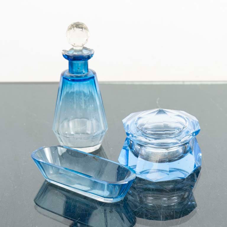 Lote siguiente: Set de cristal para baño con despojador y botellón