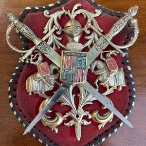 Escudo Español de Colgar con Espadas Decorativas - imagen 2