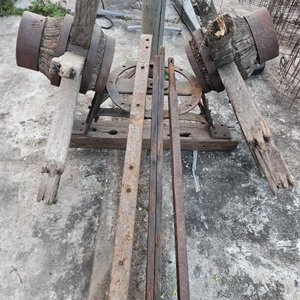 Masas, rayos, aros de rueda, elásticos, eje y más accesorios antiguos de carreta - imagen 7