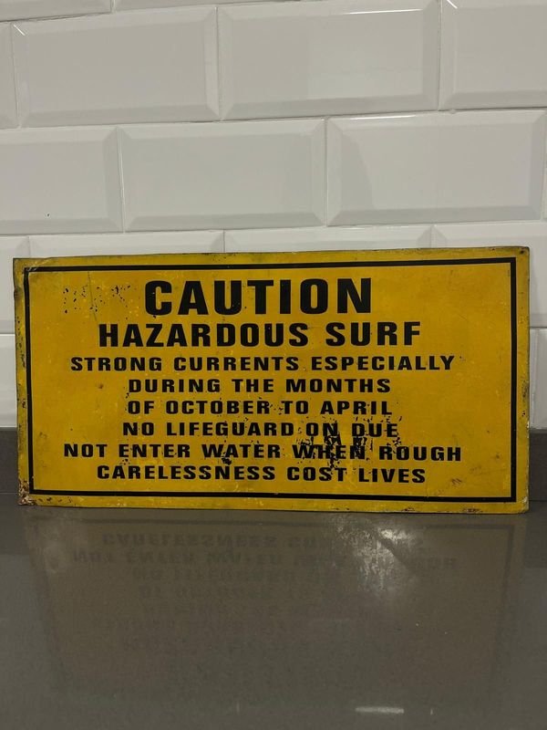 Chapa Decorativa "Caution Hazardous Surf" Estilo Americano