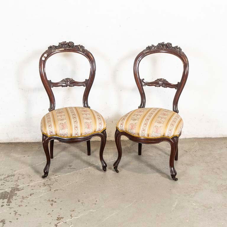 Lote siguiente: Sillas victorianas con detalles en la madera y tapizados para limpiar