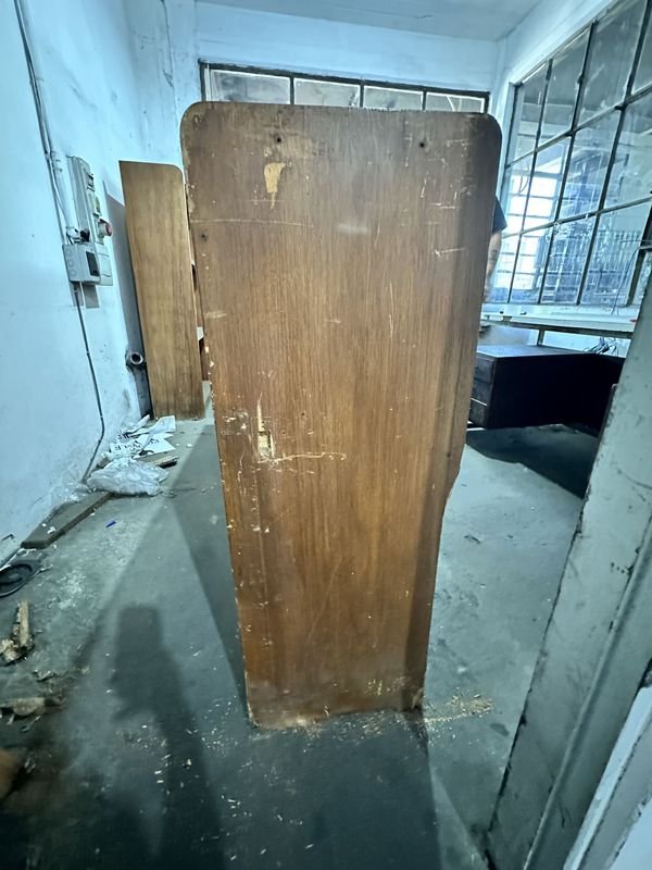 Mueble M.D.F Oval en Mal Estado - imagen 4