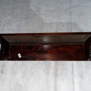 Repisa de Madera Oscura con Detalles Tallados - imagen 2