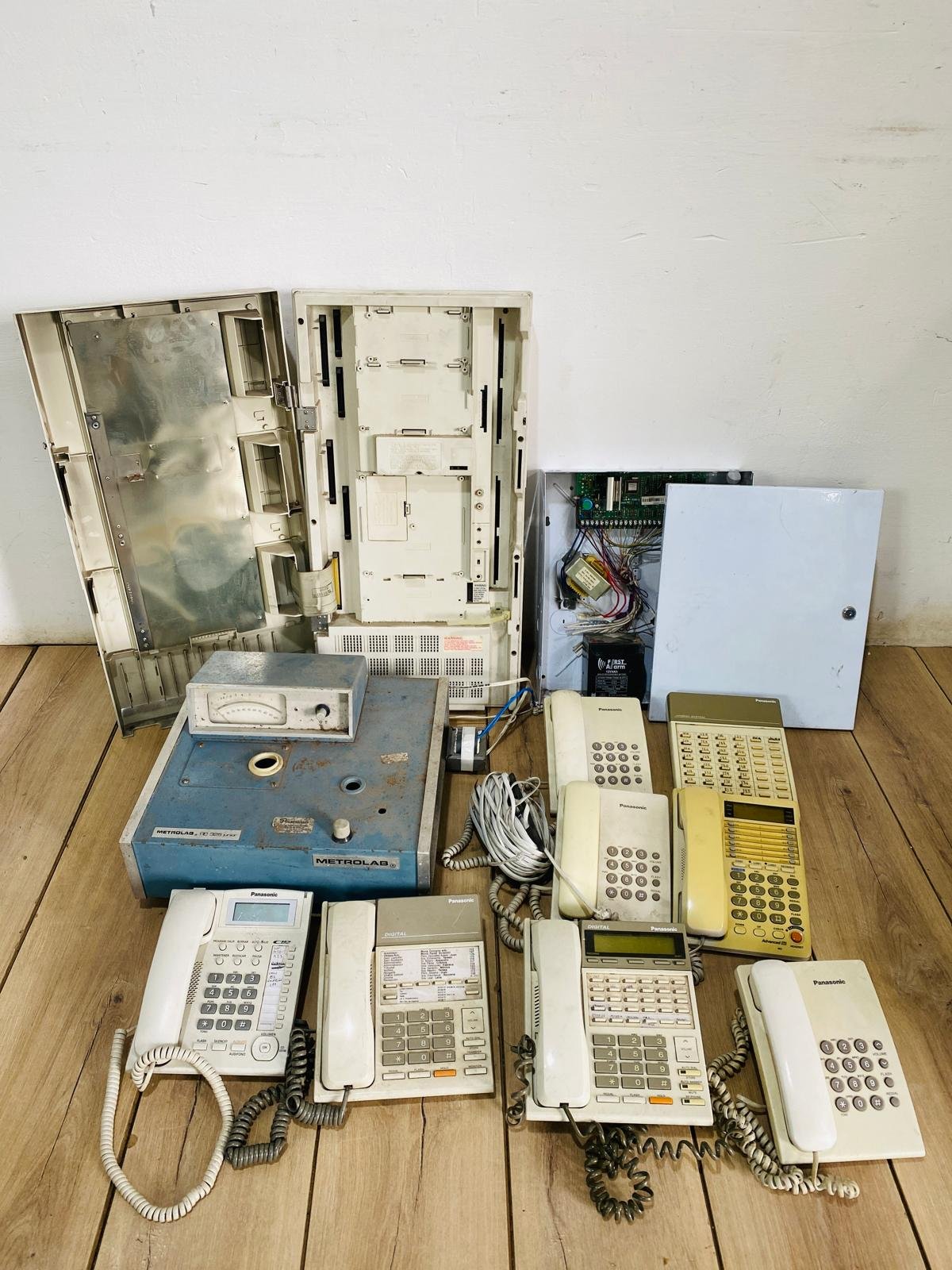 Item lote-de-varios-telefonos-de-linea-central-telefonica-osciloscopio-y-otros - Image 0