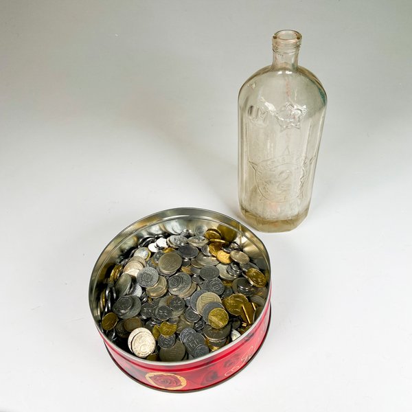 Lote siguiente: Lote de monedas y botella de vidrio