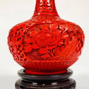 Florero Vintage de Bronce y Laca Roja con Base de Madera - imagen 2