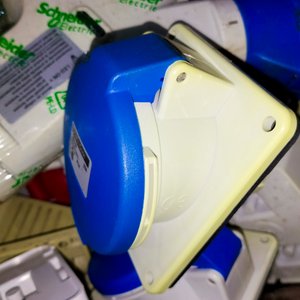 Caja con Tomas y Fichas Industriales Schneider y Merlin Gerin - imagen 3