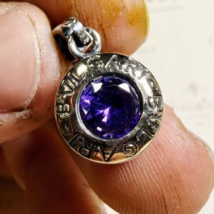 Dije Circular con Piedra Violeta Facetada y Grabado - imagen 3