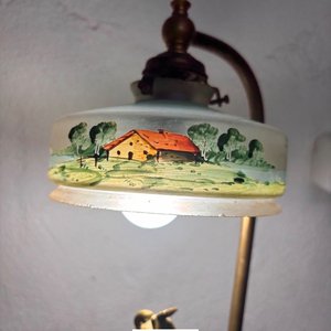 Lámpara de mesa antigua con figura de querubín y paisaje pintado - imagen 6