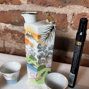 Juego de Sake de Porcelana Japonesa con Botella y 4 Vasitos - imagen 2