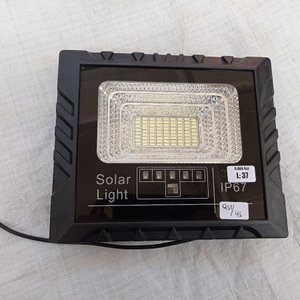 Tres focos solar led de 30W (dos de ellos en caja). - imagen 3