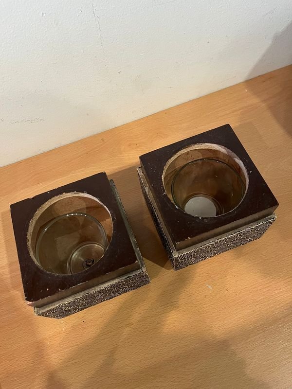 Fanales y cajas de madera tallada con vasitos de vidrio - imagen 2