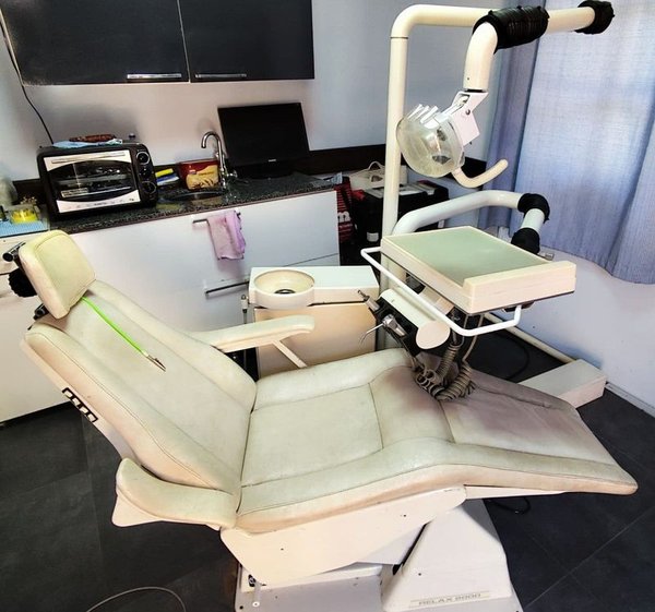 Silla de masaje relajante con piezas ajustables y contenedor de bebida - imagen 4