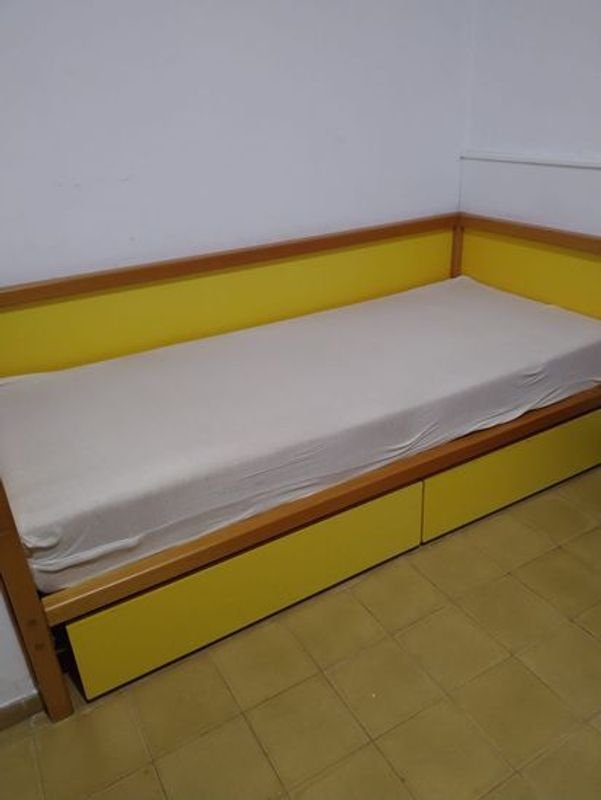 Juego Dormitorio 1 Plaza Importado: Cama con Cajones y Colchón, Cómoda 4 Cajones, Cómoda 1 Puerta, Mesa de Luz