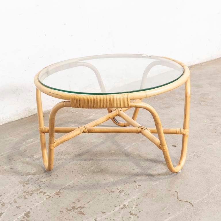 Lote siguiente: Mesa circular de living con ratán y vidrio