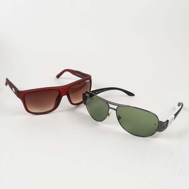 Lote siguiente: 2 Pares de Lentes de Sol con Detalles