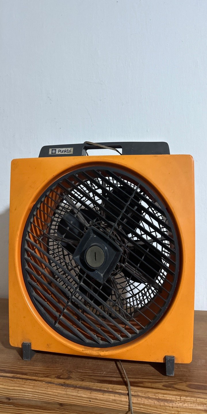 Lote siguiente: Ventilador Vintage de Plástico con Diseño en Cuadrícula