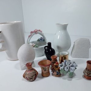 Lote Variado: Jarra Blanca con Dibujo, Miniaturas Cerámicas y Más - imagen 3