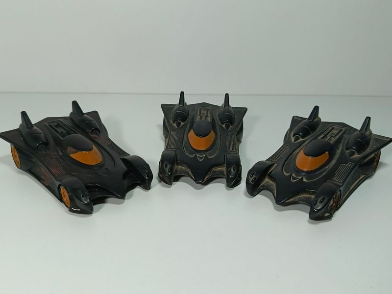 Lote siguiente: Colección de tres Batmobile juguetes en plástico duro